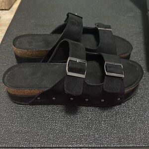 Platform side buckle sandal